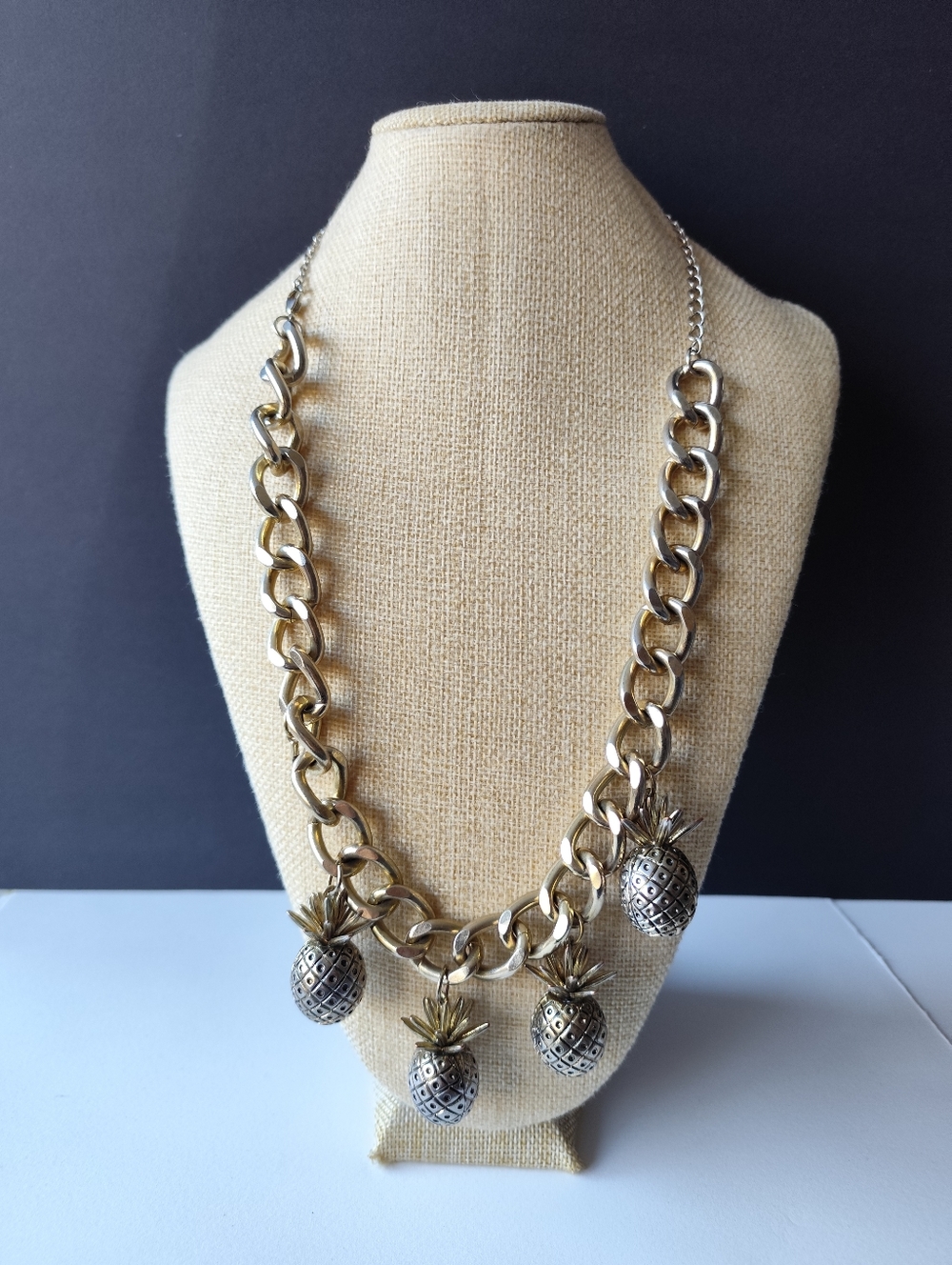 3/$25💙Gold toned pineapple necklace